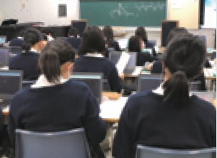 音楽科では、パソコンを使って生徒が協力して曲を作り発表する授業を実践しています。